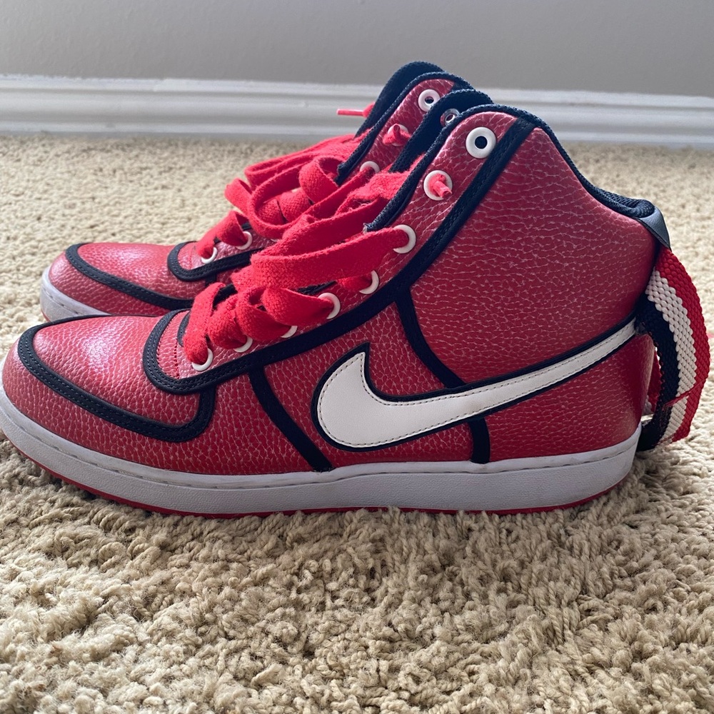 Mens Nike Sneaker .   Size-10.